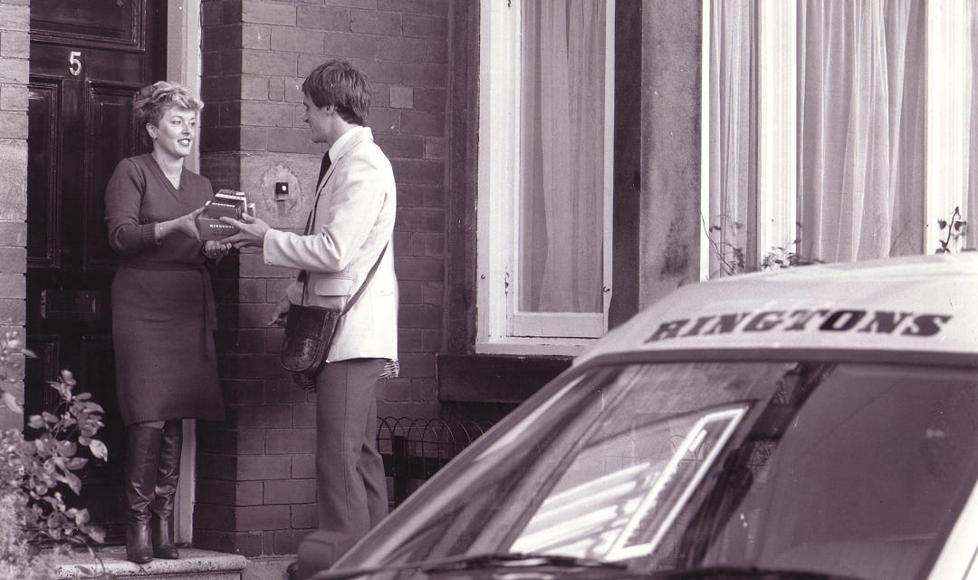 英国紅茶 Ringtons リントンズ【クラシック柄のビスケット缶